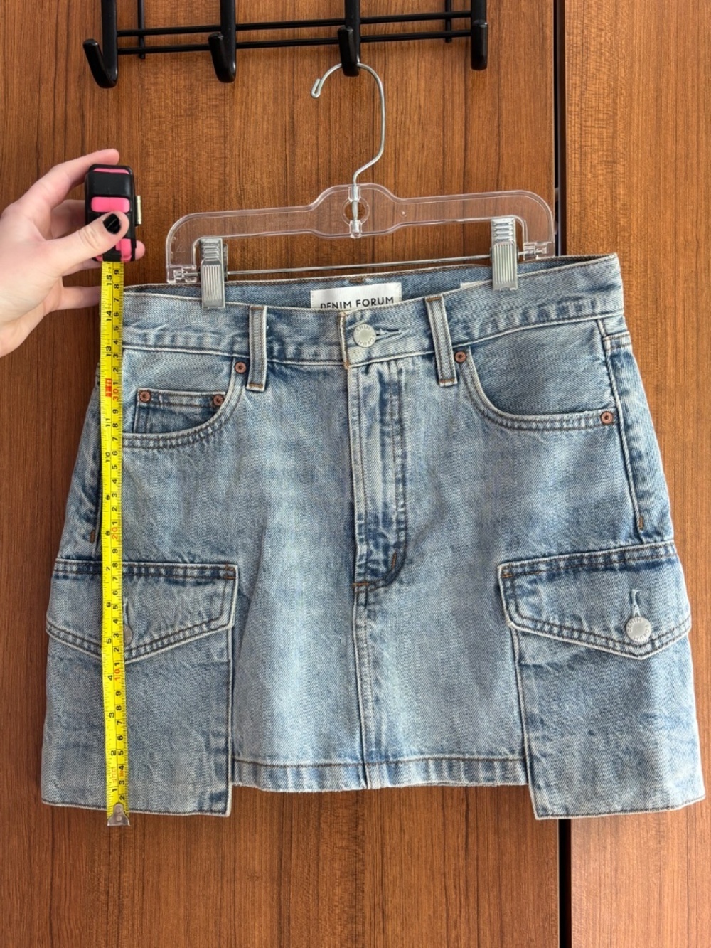 Aritzia Denim Forum The '90s Mid-Rise Cargo Mini Skirt Light Wash - Size 24 - Picture 5 of 16